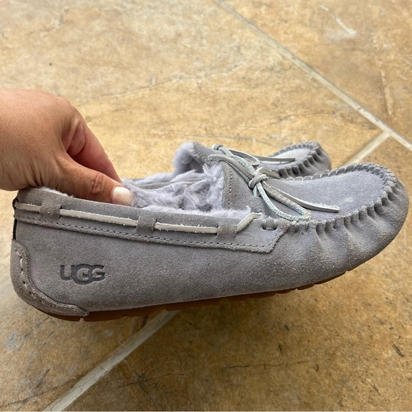 UGG Women's gray suede shearling lined cozy casual DAKOTA SLIPPERS size 6 - Picture 4 of 7
